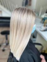 coiffure femme blond platine