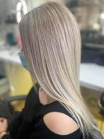 Coiffeur femme blonde